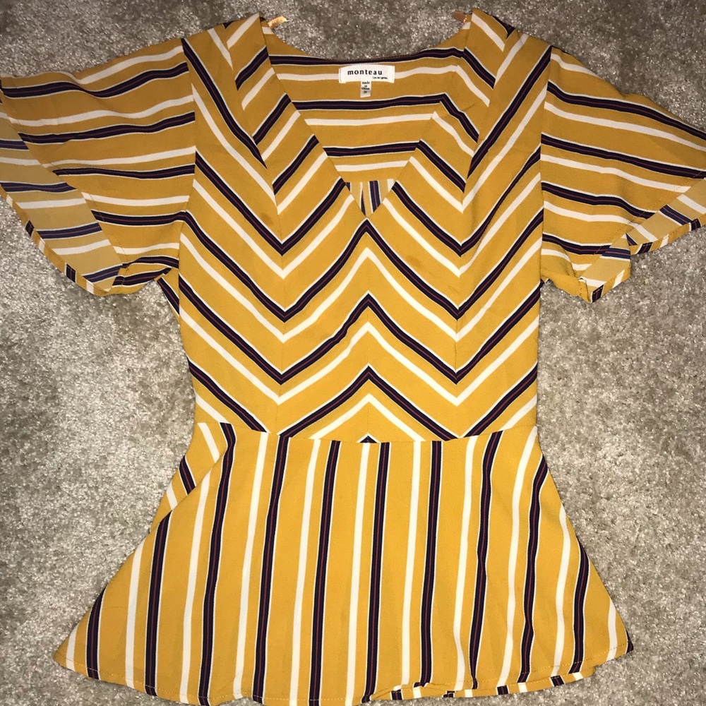 Cute Blouse ⬇️SALE♥️ Open To All Offers